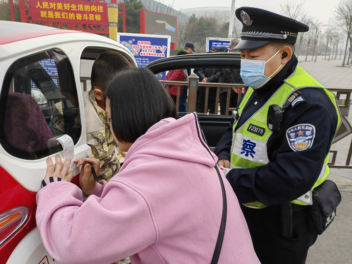 蔡付凯 3月17日邯郸交巡警渚河大队民警在人民路与滏东大街交叉口对电动三、四轮车开展集中整治,期间,民警以正确引导和宣传教育手段为主,让驾驶人认识到三轮车的危害。并对其驾驶三轮车处于警告。