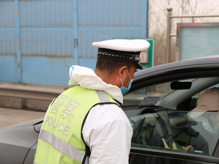 贾俊卿 3月21日,邯郸市交巡警支队武安大队执勤民警在淑村路口对过往车辆进行检查交通违法行为。