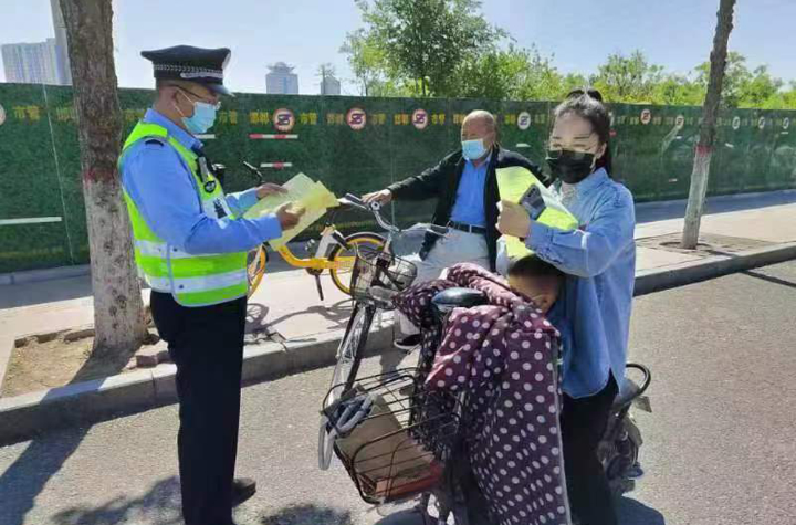 丛台三大队民警在浴新大街蔚庄市场路段,对过骑行电动车不戴头盔、三轮车未戴安全头盔、违法载人等行为进行查纠劝导,引导驾驶员养成良好的交通习惯,确保出行安全。